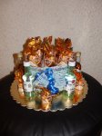 Poschoďový dort z papírového korpusu zdobený miniaturami rumu a bonbony, pro představu průměr zlatého podnosu je  28 cm. Ostrava, Střední 4