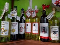 Aranže láhví promočního vína a alkoholu jako originální dárek k promoci skladem v našem krámku. Ostrava Střední 4
